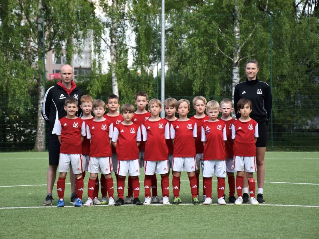 Ilves-Kissat juniorit vuonna 2016 syntyneiden jalkapallojoukkue joukkuekuvassa jalkapallokentällä. Kuvassa myös kaksi toimihenkilöä.